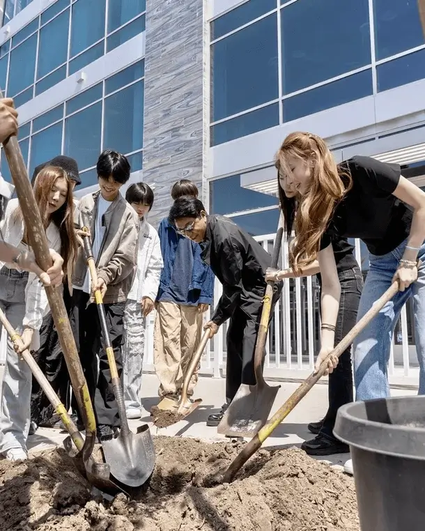 lee soo-man tree planting campaigngroup-groundbreaking-shovels-dirt.