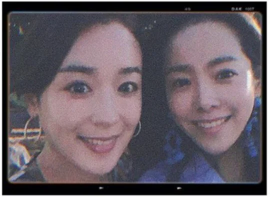han ji-min sister beautyselfie-women-smiling-earrings.