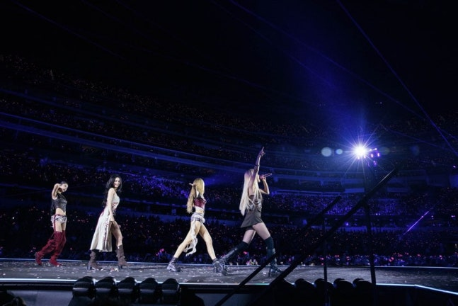 BLACKPINK 100K attendance LA' '' '' '' '' '' '' '' '' '' 'concert' 'stage' 'crowd.