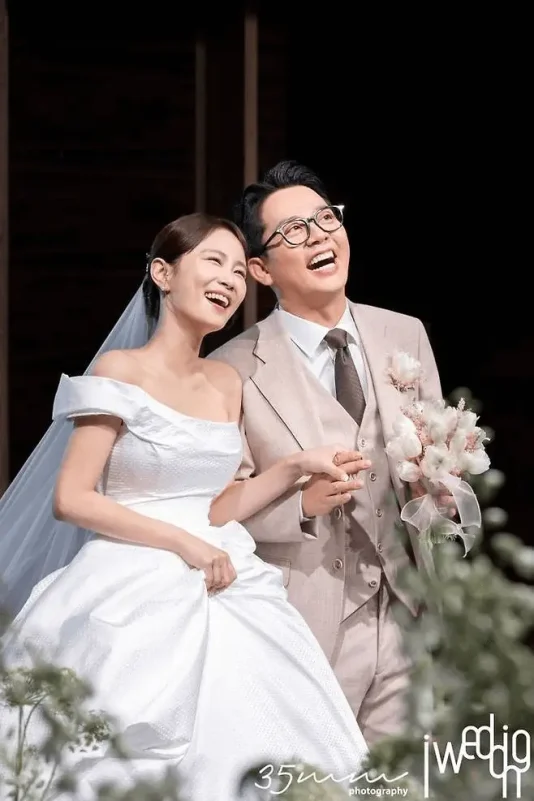 Kim Jun-ho Kim Ji-min weddingwedding' 'bride' 'groom' 'smiling.