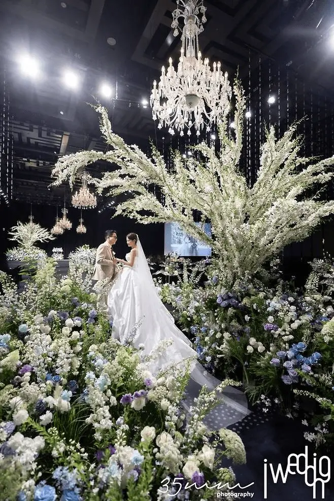 Kim Jun-ho Kim Ji-min weddingwedding' 'flowers' 'bride' 'chandelier.