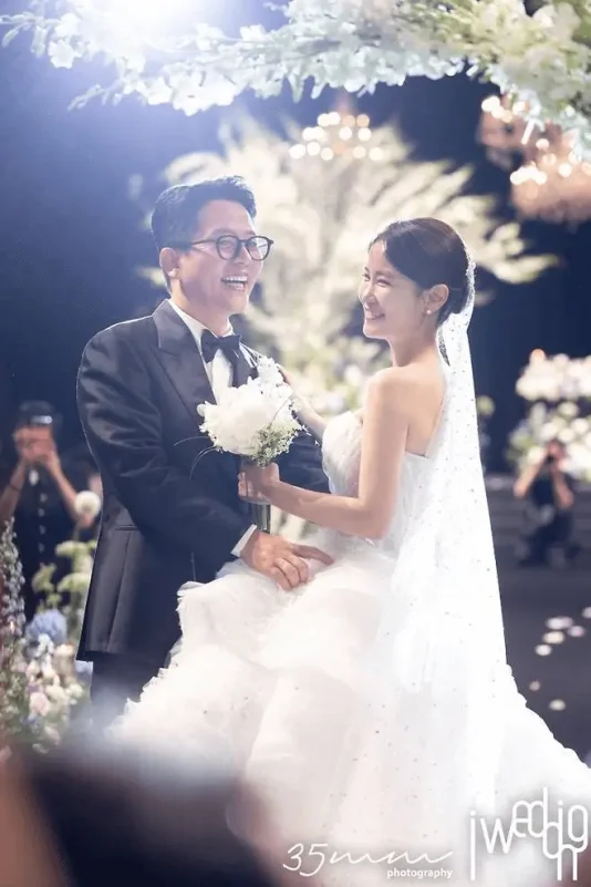 Kim Jun-ho Kim Ji-min weddingwedding' 'bride' 'groom' 'flowers.