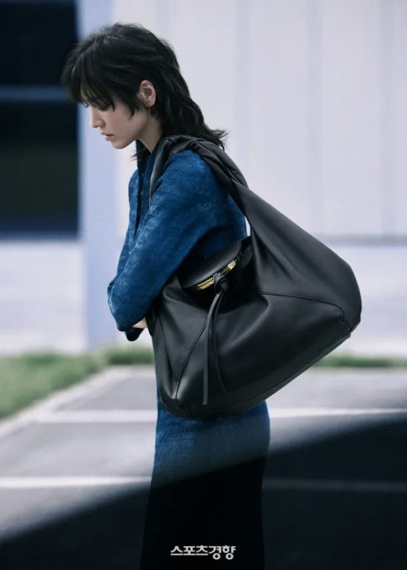 Song Hye‑Kyo wolf cut Fendi Spy bagperson' 'blue' 'bag' 'hair.