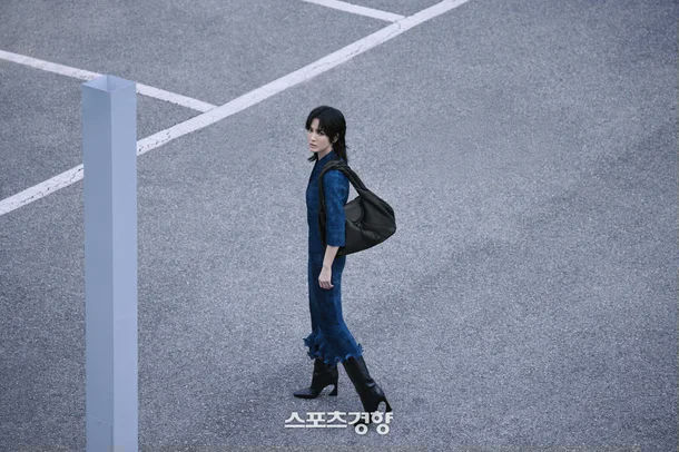 Song Hye‑Kyo wolf cut Fendi Spy bagwoman' 'dress' 'street' 'shoulderbag.