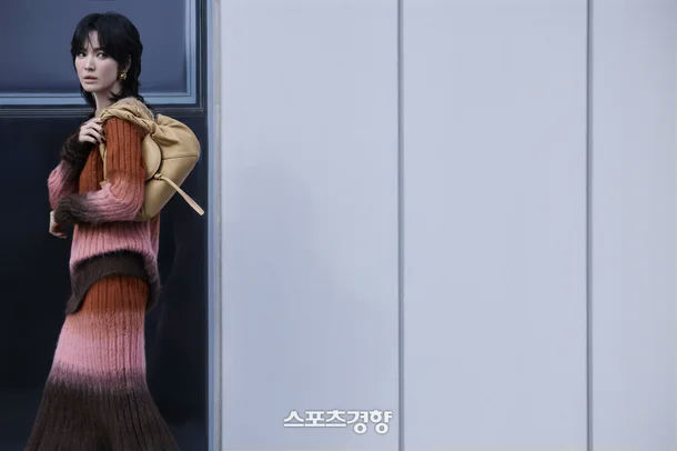 Song Hye‑Kyo wolf cut Fendi Spy bagwoman' 'sweater' 'dress' 'bag.
