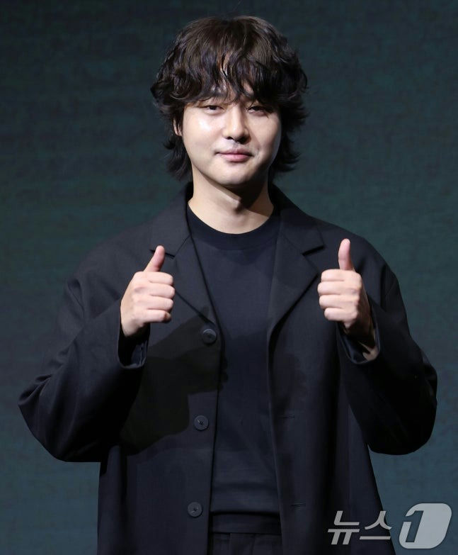 Yang Se Jong appearance changeman-black-thumbsup-formal.