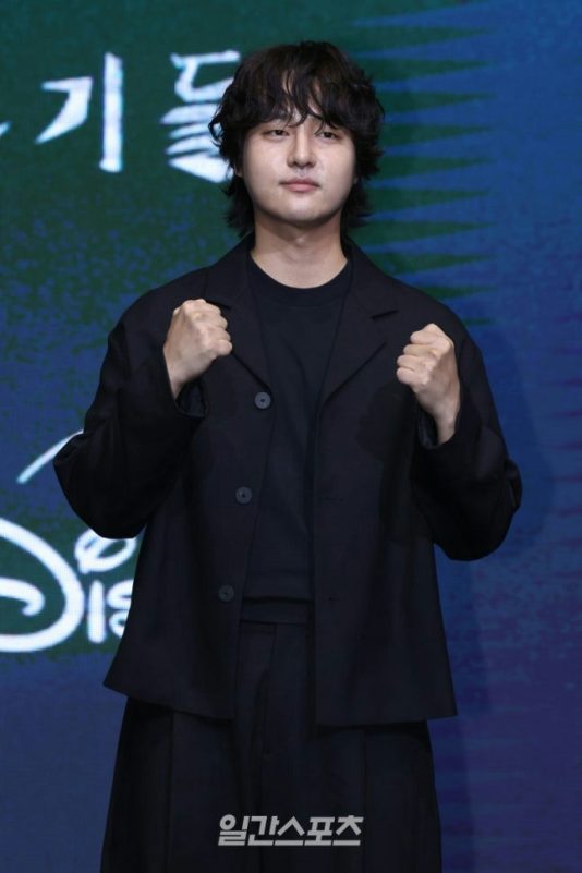 Yang Se Jong appearance changeportrait-AsianMale-blackOutfit-fistsRaised.