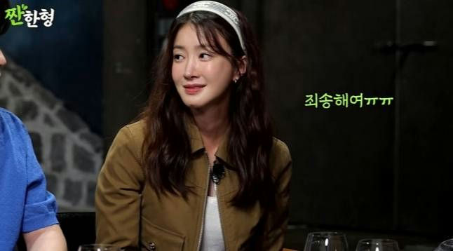 Lee Si-young second pregnancywoman-headband-jacket-apologetic.