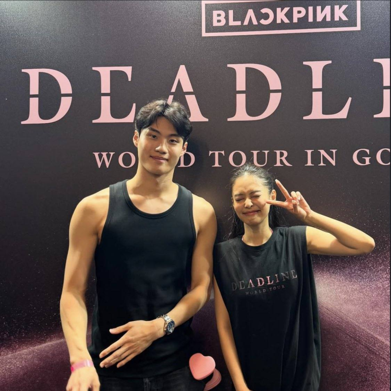 Jennie Hwang Sunwoo viral photoBlackpink-WorldTour-PeaceSign-TankTop.
