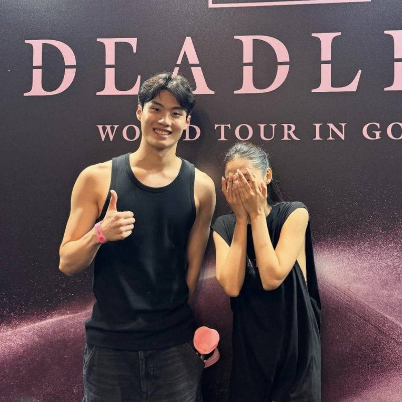 Jennie Hwang Sunwoo viral phototwopeople-thumbsup-hidingface-blackclothes.