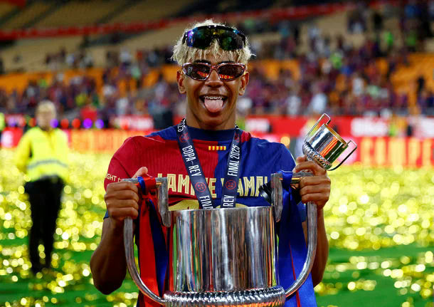 Toni Kroos Real Madridsoccer-player-trophy-sunglasses-celebration.