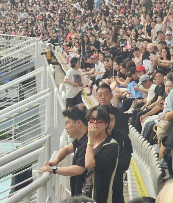 BLACKPINK DEADLINE concertcrowd-stadium-sunglasses-security.