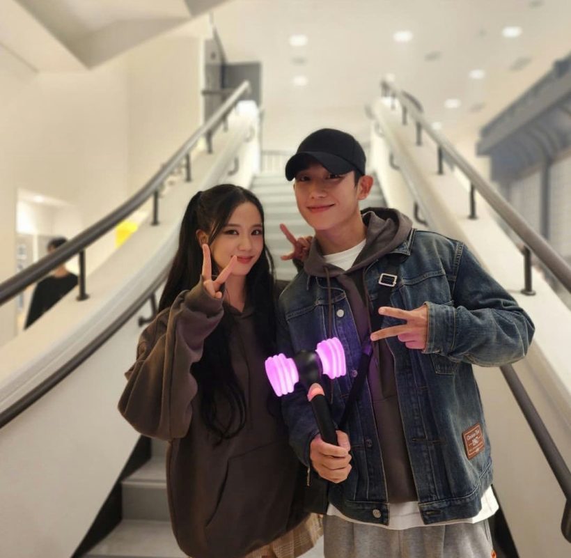 Jung Hae In Jisoo datingtwopeople-stairs-peace-lightstick.