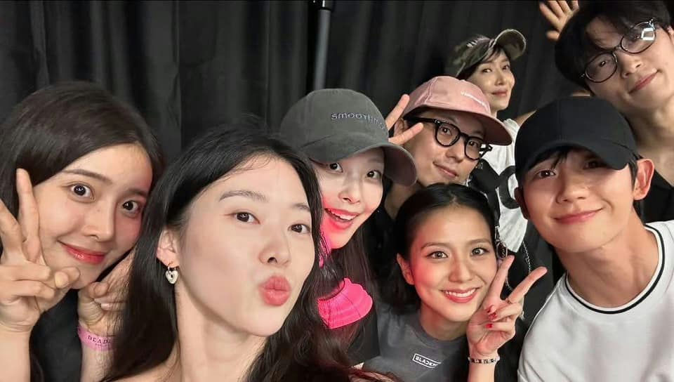 Jung Hae In Jisoo datinggroup-selfie-Korean-celebrities.