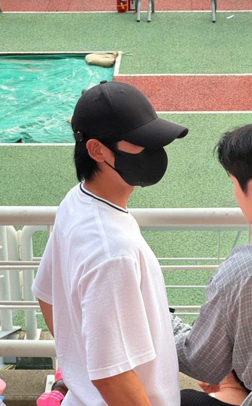 Jung Hae In Jisoo datingPerson-Mask-Hat-Casual.