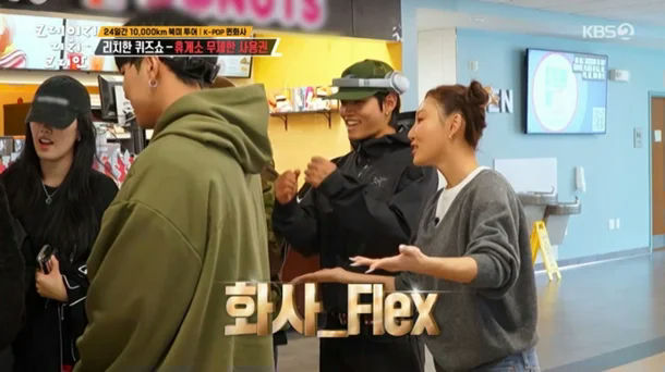 Hwasa car gift stylistgroup-conversing-Korean-TV-program.
