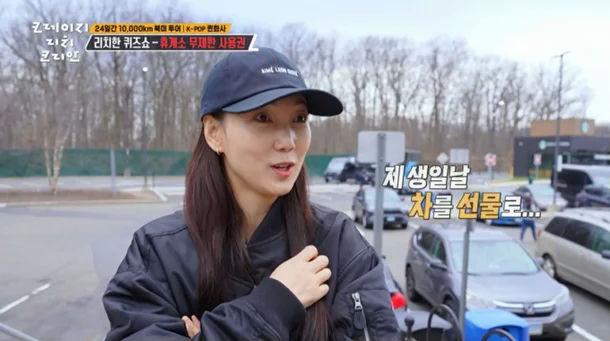 Hwasa car gift stylistwoman-baseballcap-parkinglot-cars.