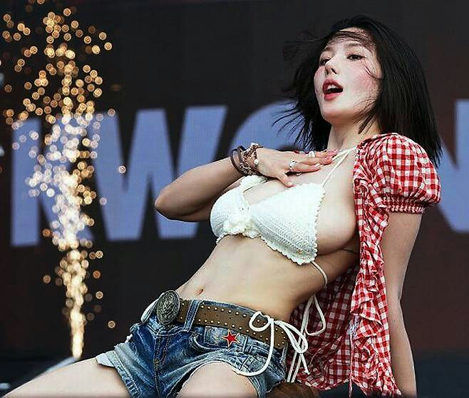 Kwon Eun Bi Waterbomb 2025woman-stage-fireworks-outfit.