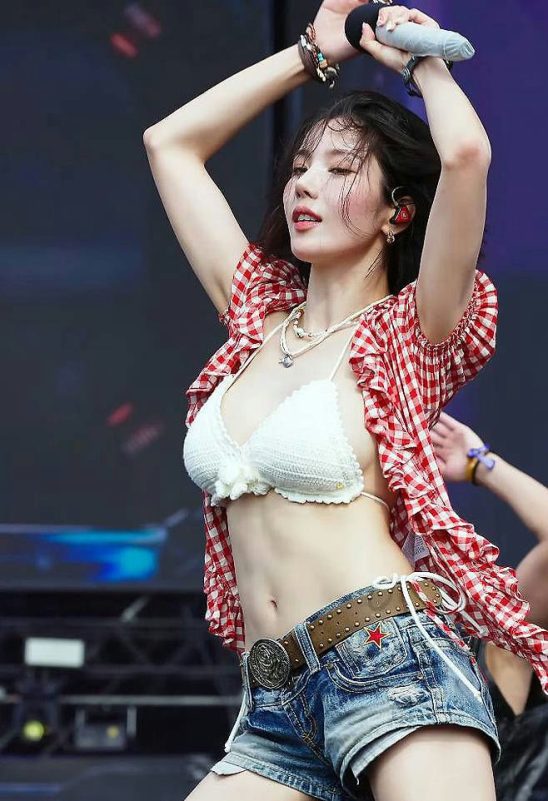 Kwon Eun Bi Waterbomb 2025woman-performing-stage-outfit-microphone.