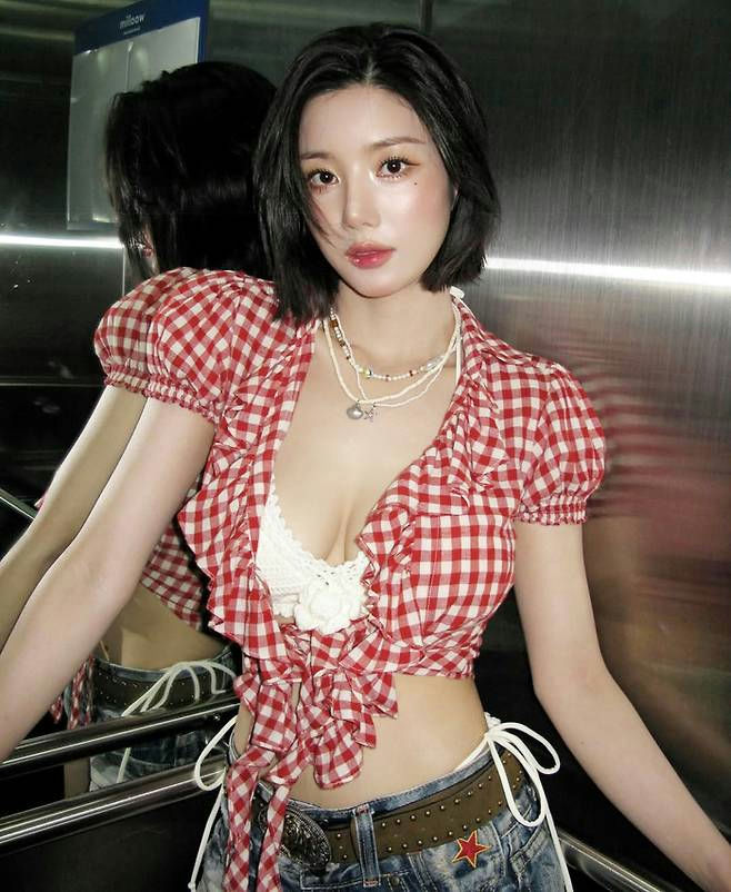 Kwon Eun Bi Waterbomb 2025woman-gingham-jeans-necklace.