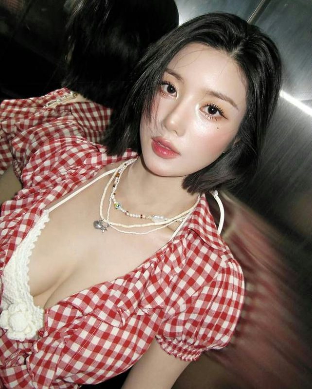 Kwon Eun Bi Waterbomb 2025woman-redcheckered-necklace-cleavage.