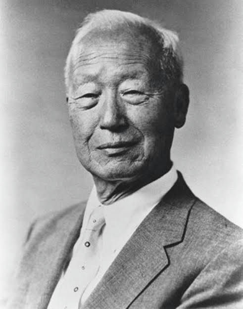 Lee Se-hee royal lineage rumorportrait-man-suit-blackandwhite.