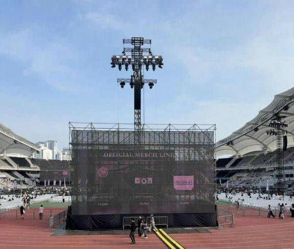 BLACKPINK DEADLINE concert fan complaints obstructed view ticket pricestadium-lights-scaffolding-merchandise