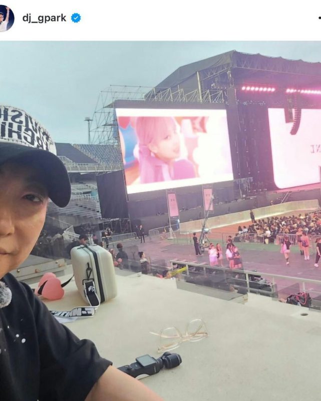 BLACKPINK DEADLINE concertDJ-Concert-Crowd-Stadium.