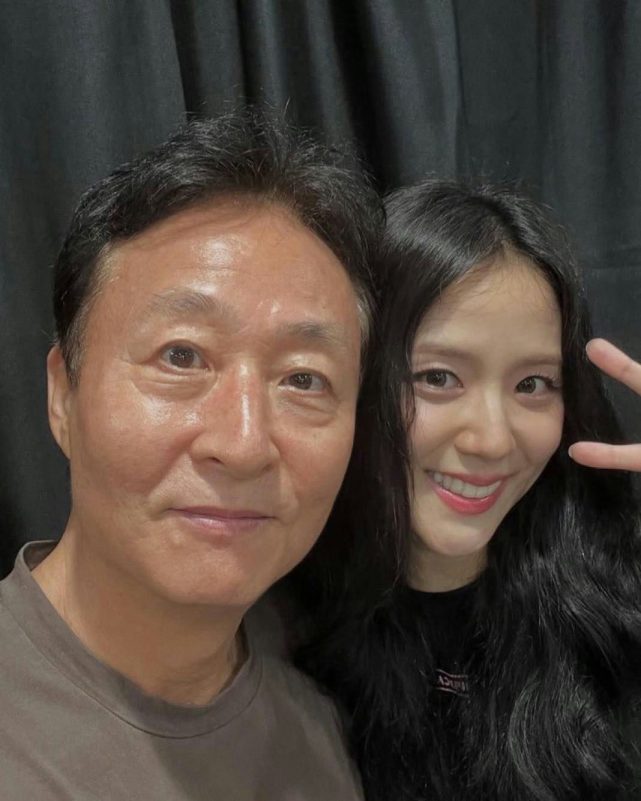 Kim Jong Soo, who starred with Jisoo in the hit drama Snowdrop, was also in attendance. Their friendship on and off screen made his presence even more special.