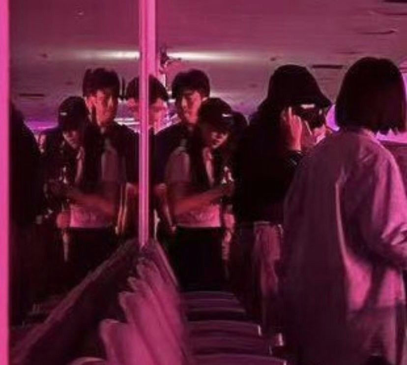 BLACKPINK DEADLINE concertpeople-pink-reflection-seats.