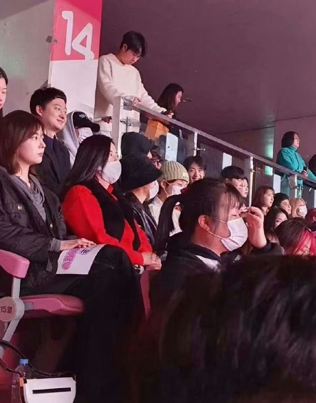 BLACKPINK DEADLINE concertaudience-masks-indoors-watching.