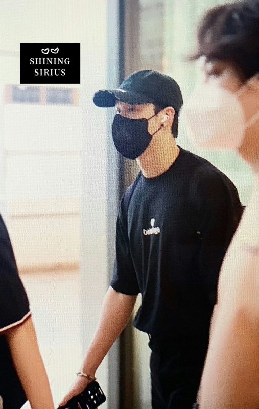 BLACKPINK DEADLINE concertperson-mask-baseballcap-t-shirt.