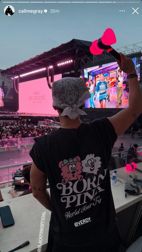 The renowned music artist GRAY, known for his collaborations with many top artists, was also at the concert to show support for BLACKPINK.