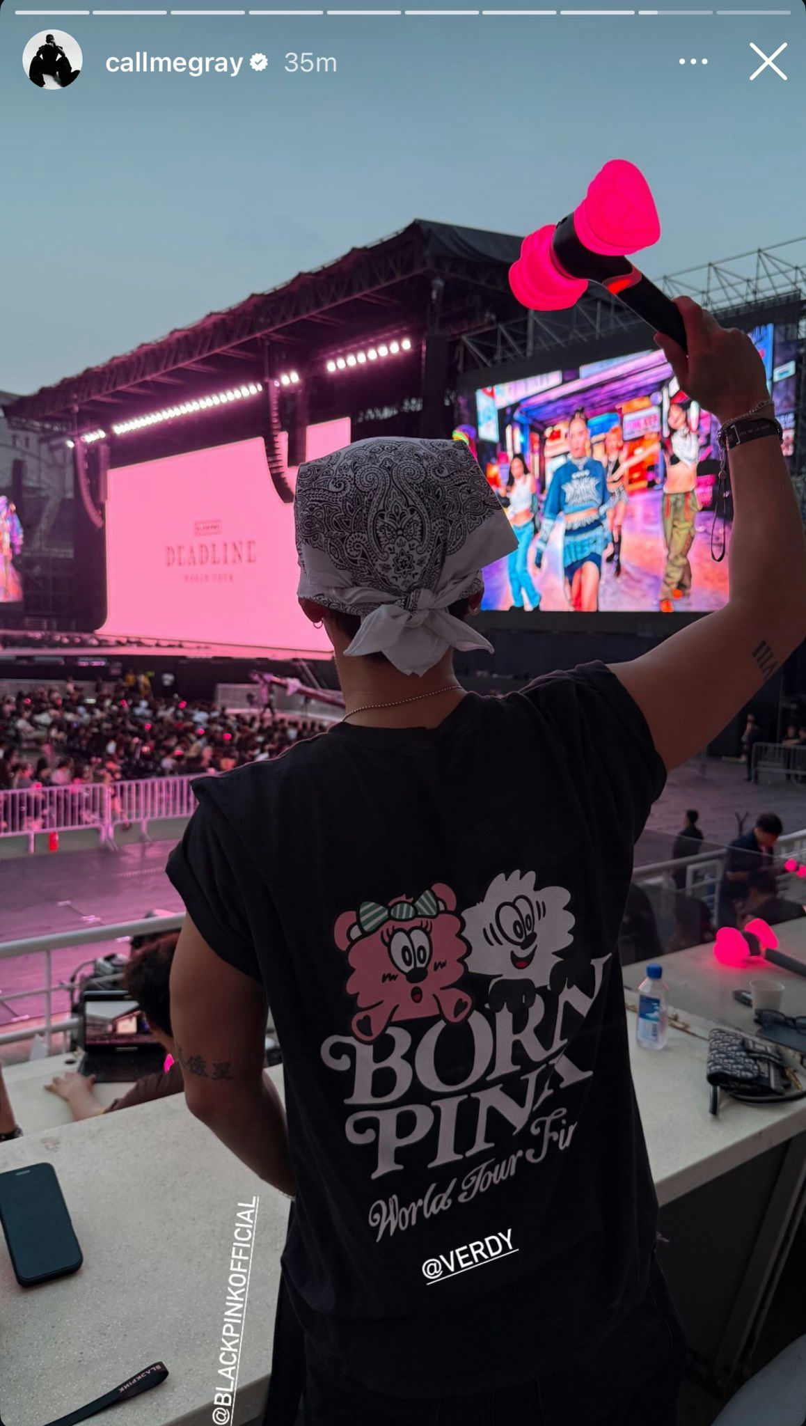 The renowned music artist GRAY, known for his collaborations with many top artists, was also at the concert to show support for BLACKPINK.