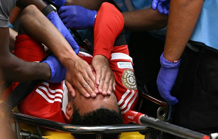 Horror CollisionInjury-Soccer-Stretcher-Gloves.
