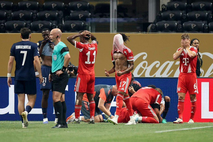 Horror Collisionsoccer-injury-players-referee-concern.