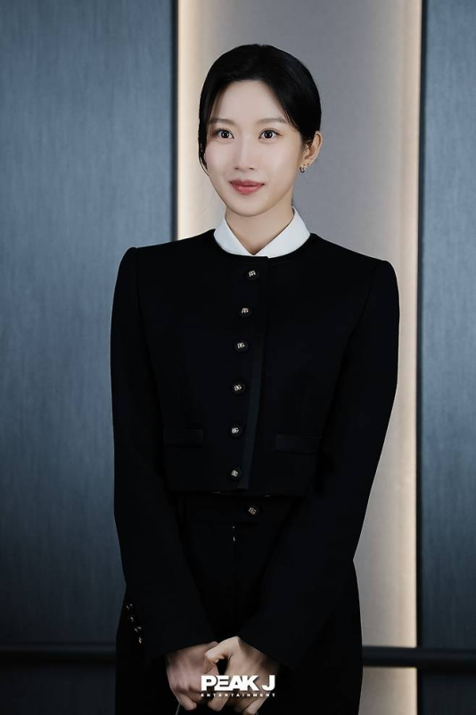 Moon Ga-young Law and the Citywoman-portrait-business-formal.