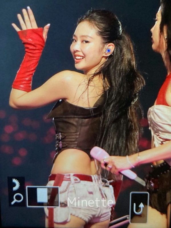 BLACKPINK Deadline Goyang concertwoman-stage-performance-glove.