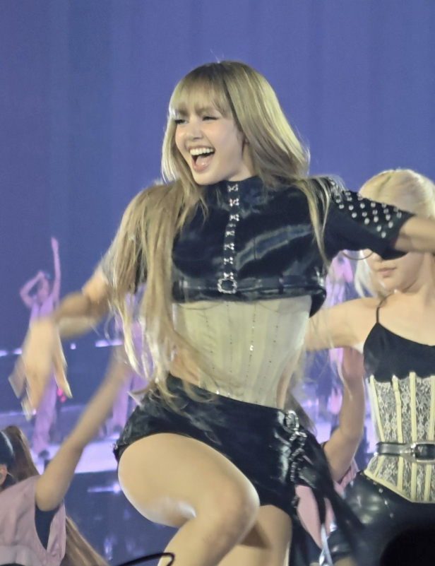 BLACKPINK Deadline Goyang concertLisa-Performance-Smile-Concert.