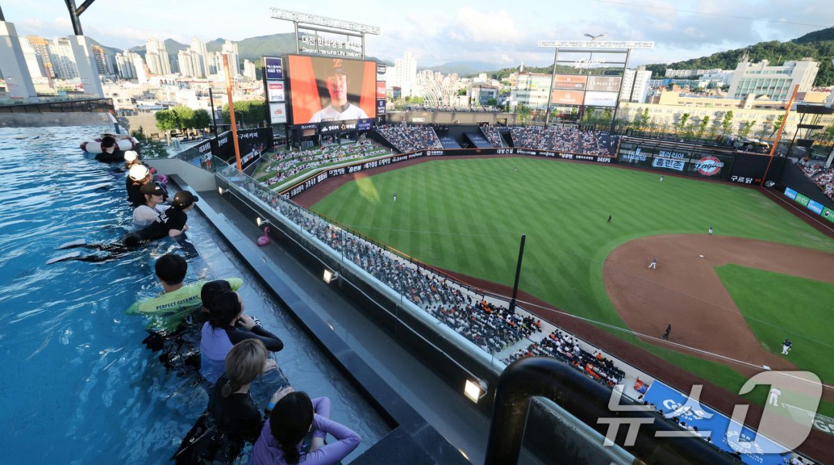 Hanwha Life Ballpark infinity pool complaintsbaseball-swimming-pool-stadium-cityscape