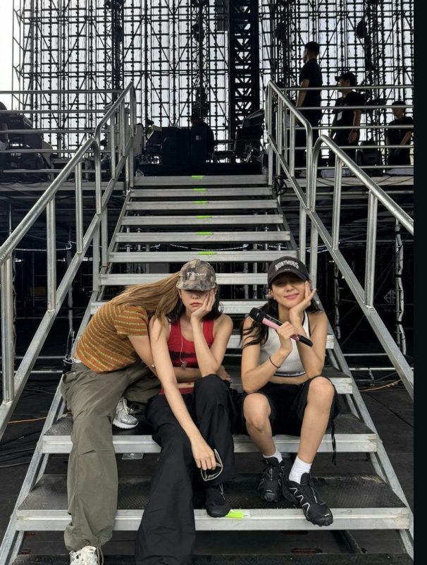 BLACKPINK new song JUMPstairs-women-posing-stage.