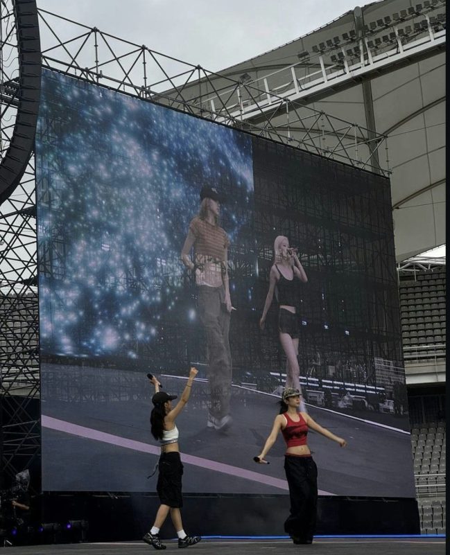 BLACKPINK new song JUMPconcert-stage-performers-screen.