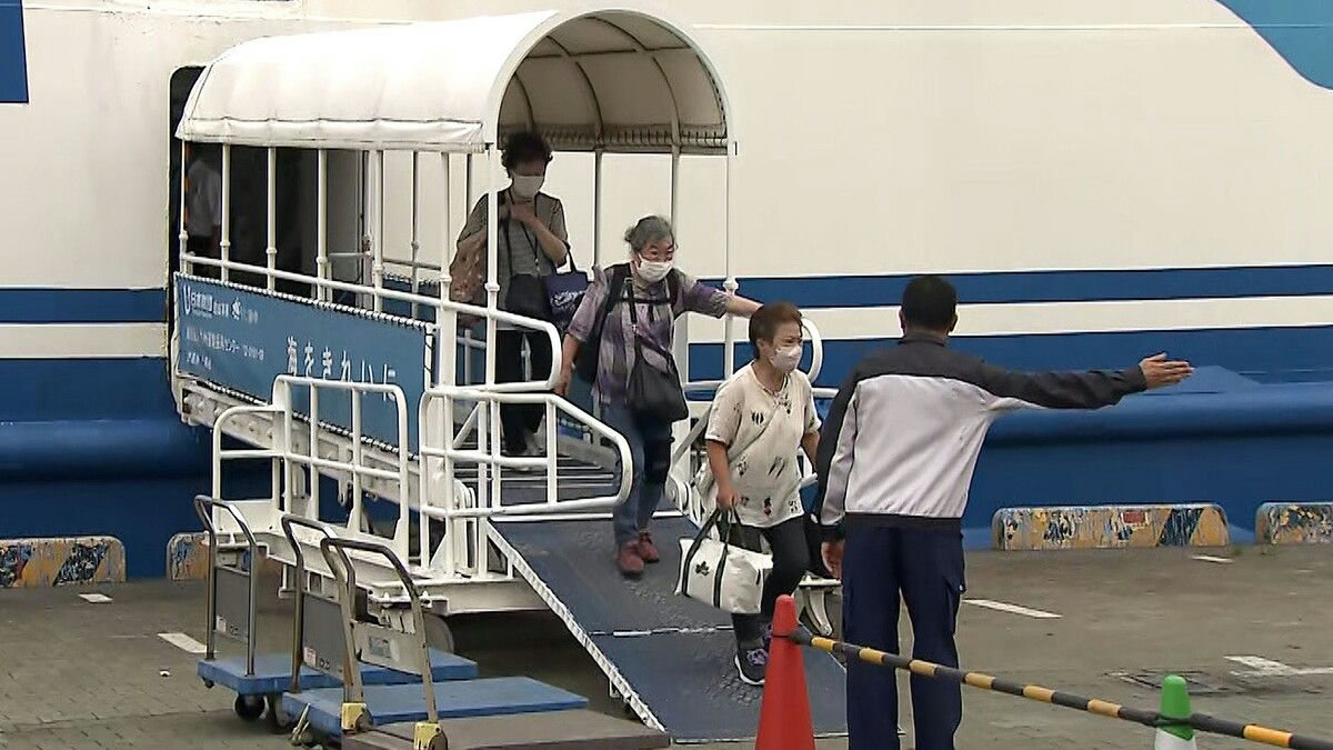 Japan mega earthquake preparednessferry-passengers-ramp-masks.