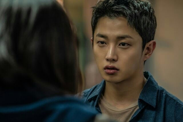 Kim Min-seok Noiseman-looking-person-conversation-indoor.