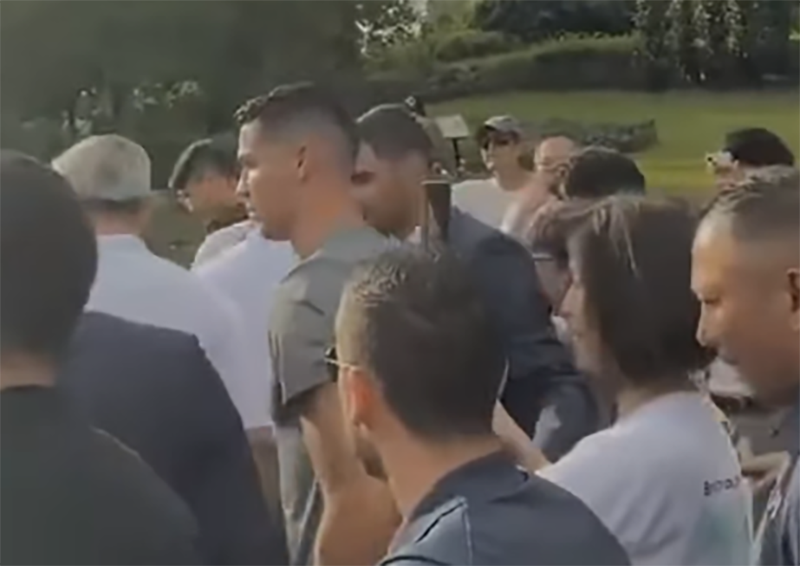 Ronaldo Jota funeralcrowd-outdoor-people-sunlight.