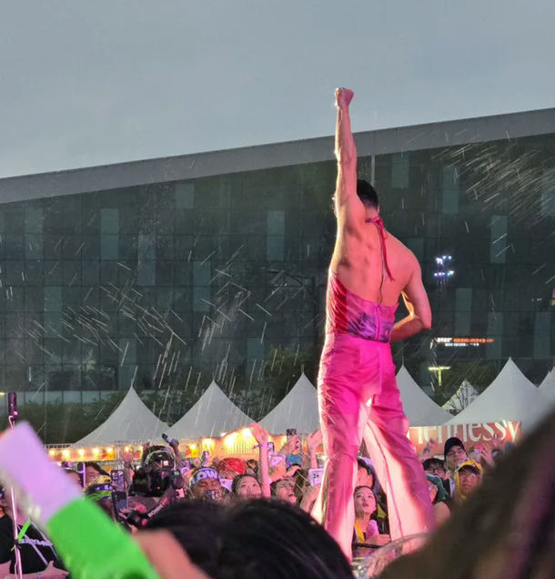 Park Jin-young Waterbomb 2025Concert-Performer-PinkOutfit-Crowd.
