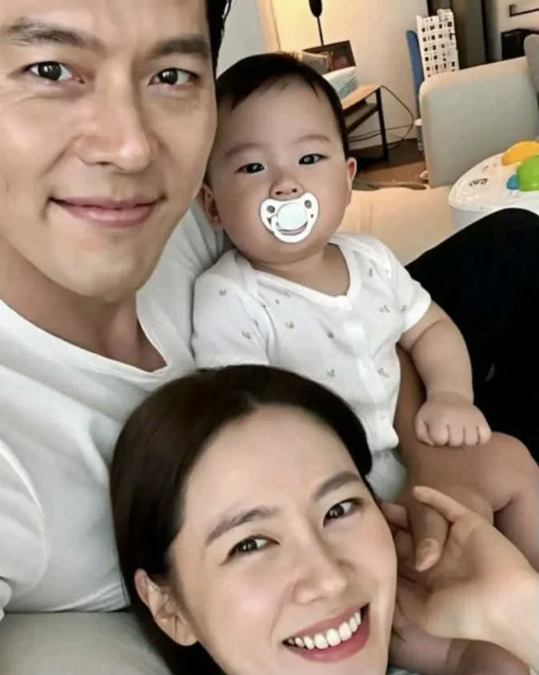 Hyun Bin Son Ye Jin family photo AIFamily-Selfie-Baby-Pacifier