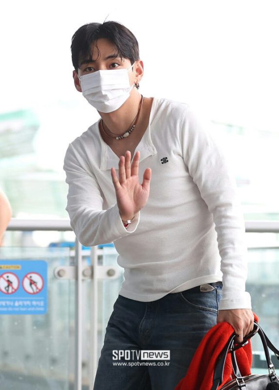 V BTS Incheon airport chaosman-mask-waving-necklace.