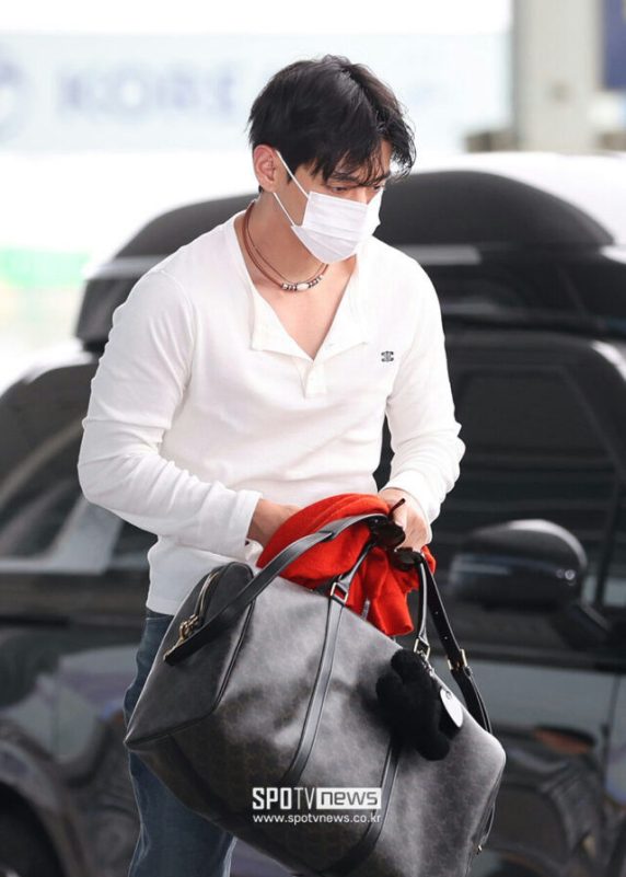 V BTS Incheon airport chaosman-mask-duffelbag-whiteshirt.