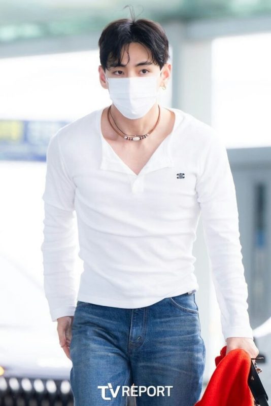 V BTS Incheon airport chaosMale-Mask-Jeans-TShirt.